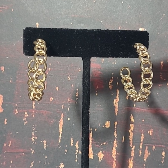 Women's Gold Chainlink Open Hoops - Picture 4 of 4